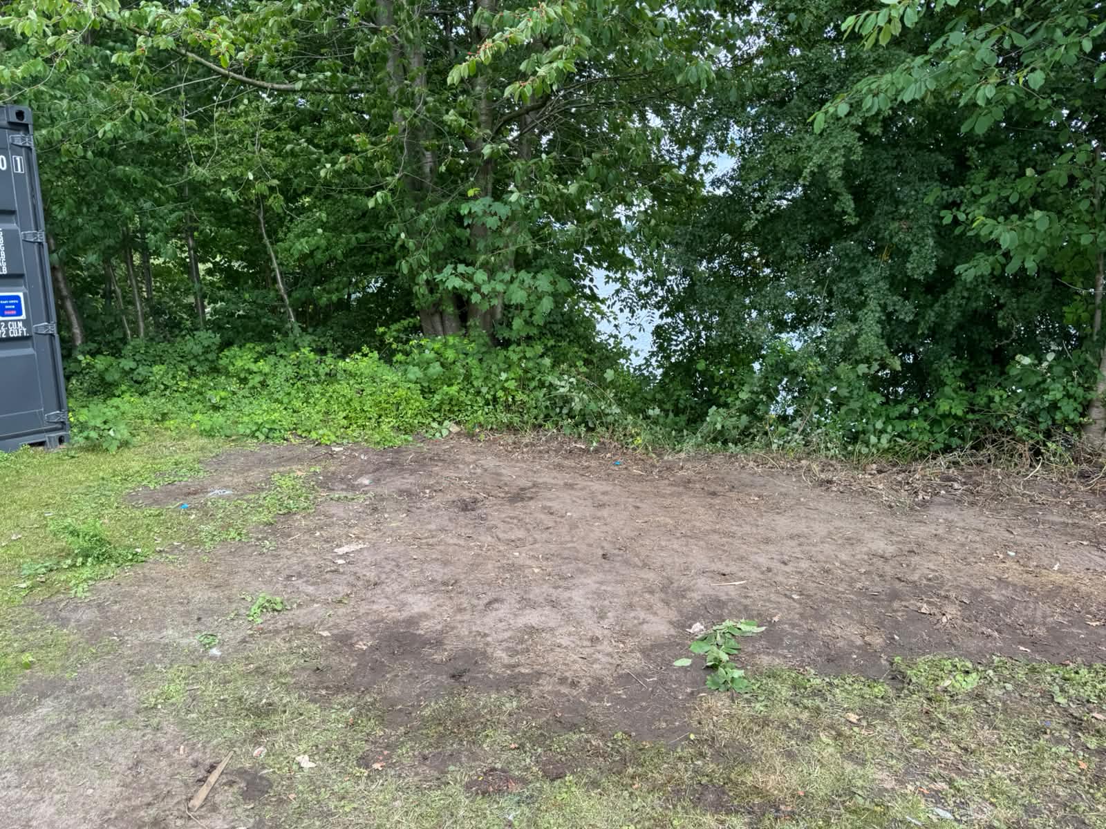 Gartenräumung nachher – freie, geräumte Grünfläche nach Einsatz von Allround CTS