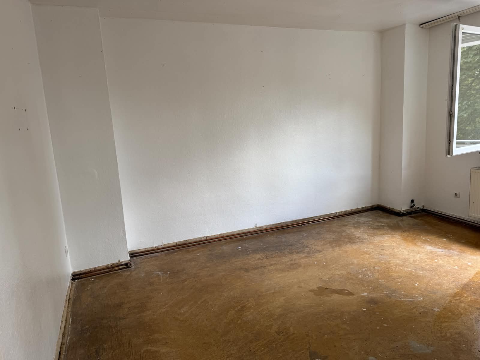Wohnungsentrümpelung nachher – leerer, besenreiner Raum mit Fenster nach Räumung durch Allround CTS