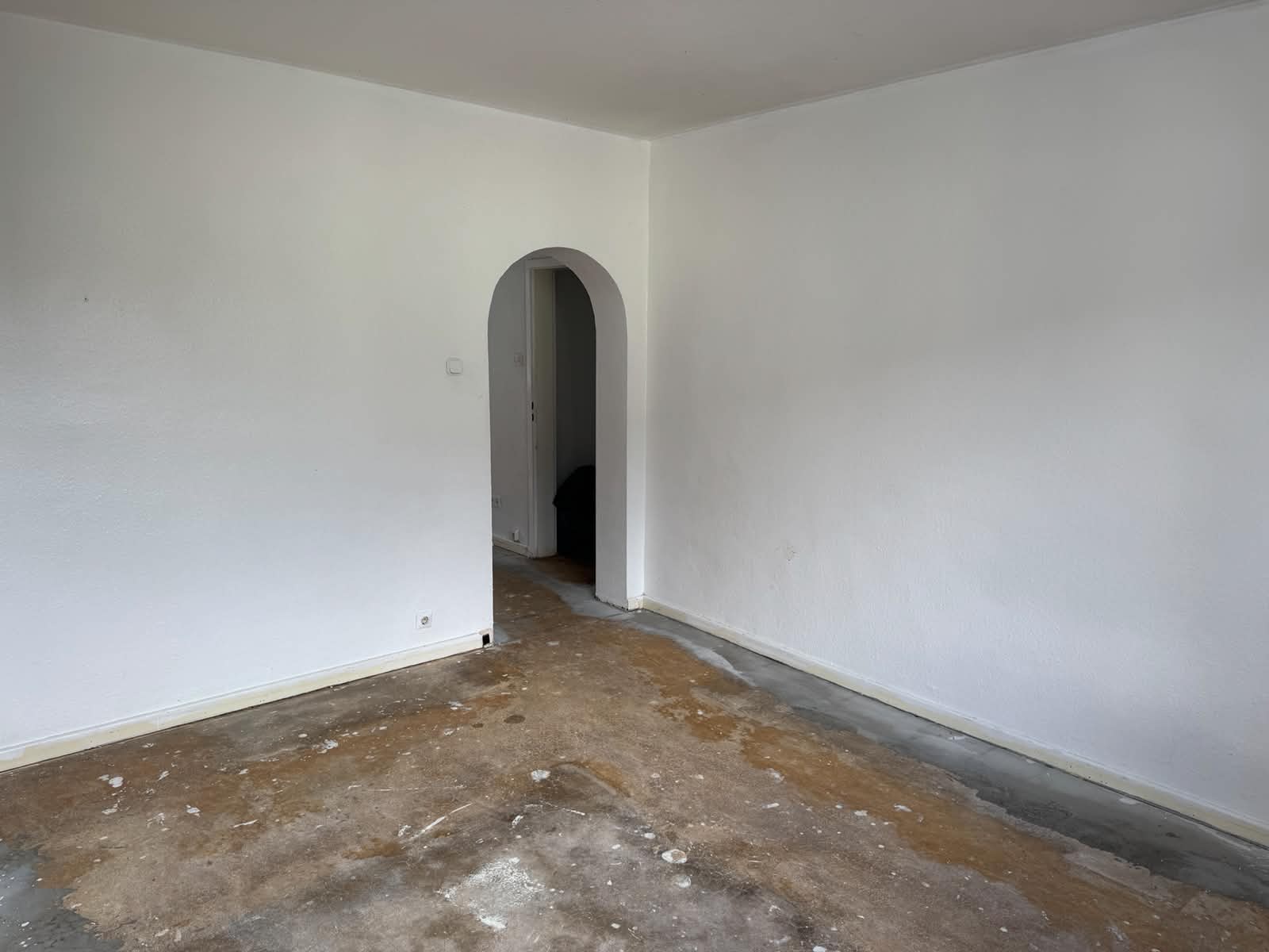 Wohnungsauflösung in Köln nachher – leerer Raum mit Rundbogen, besenrein übergeben von Allround CTS